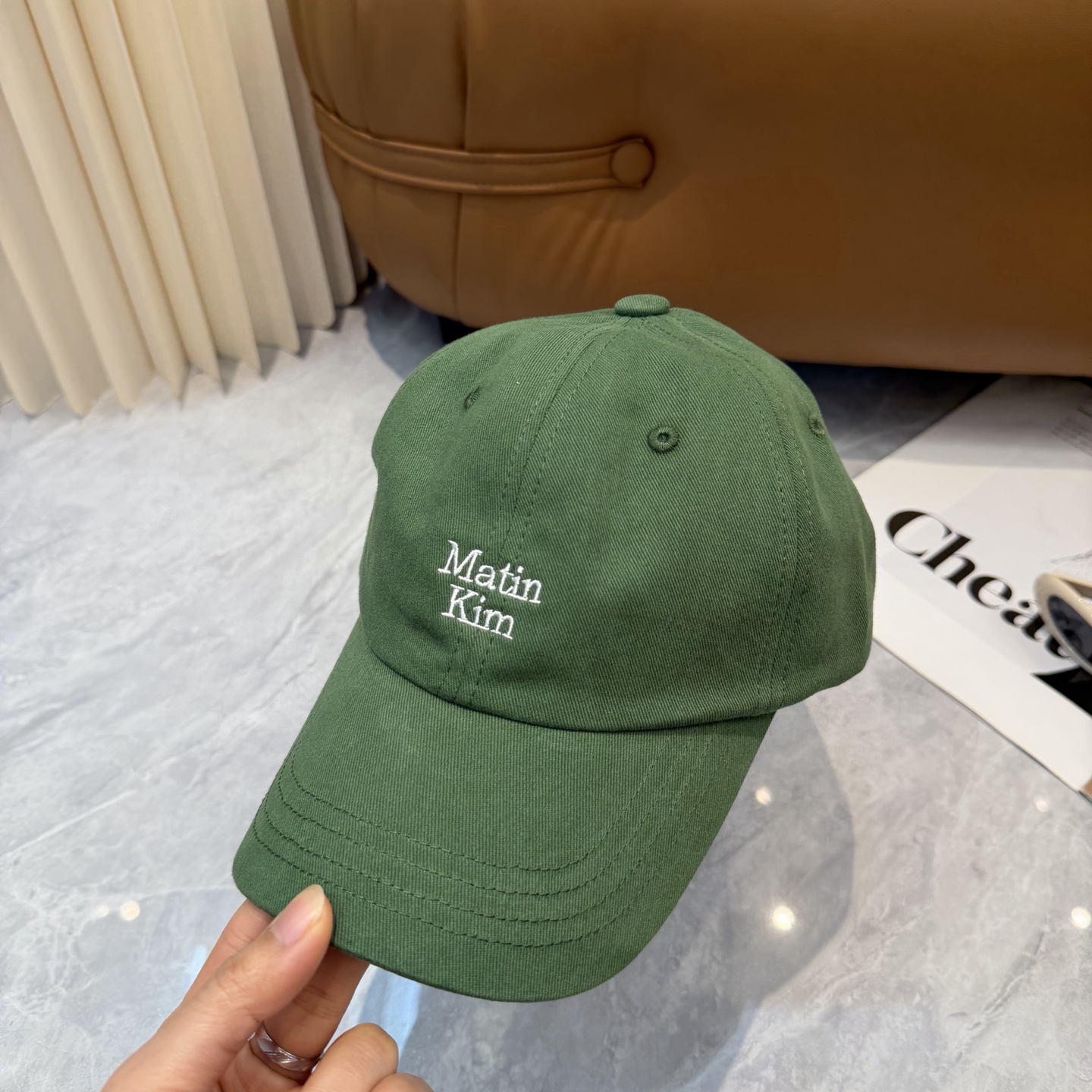 韩国大热的Matin Kim刺绣棒球帽🧢上新啦！最近超爱这款刺绣棒球帽每个色都很好看日常通勤、运动都合适