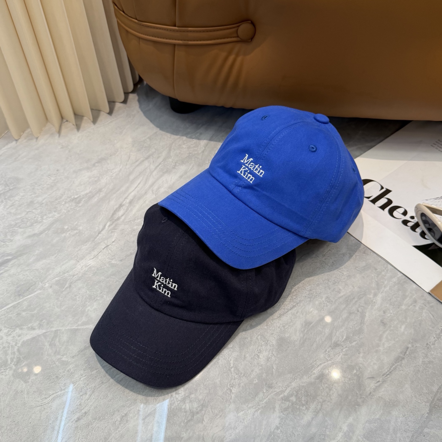 韩国大热的Matin Kim刺绣棒球帽🧢上新啦！最近超爱这款刺绣棒球帽每个色都很好看日常通勤、运动都合适
