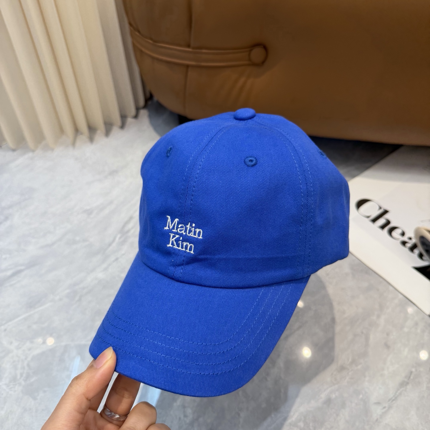 韩国大热的Matin Kim刺绣棒球帽🧢上新啦！最近超爱这款刺绣棒球帽每个色都很好看日常通勤、运动都合适