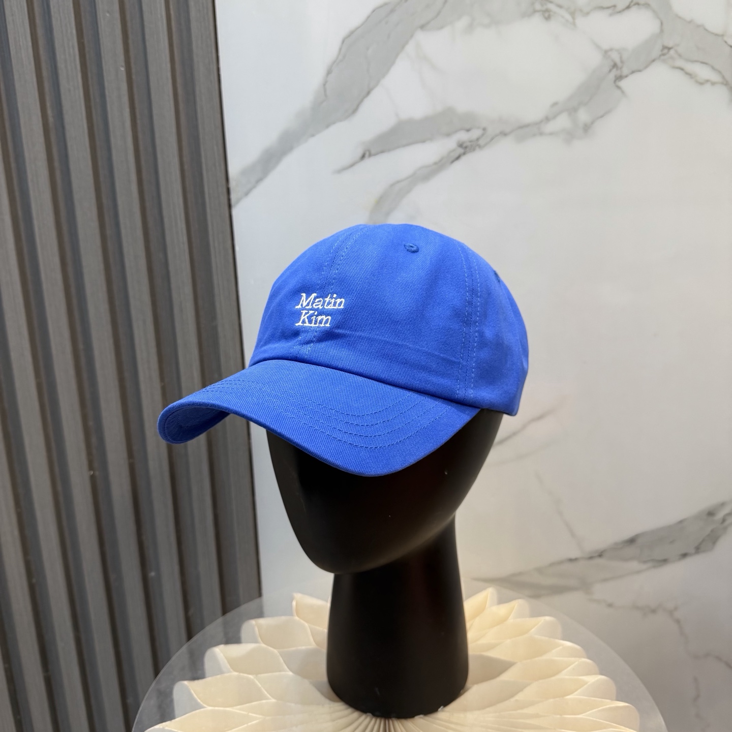 韩国大热的Matin Kim刺绣棒球帽🧢上新啦！最近超爱这款刺绣棒球帽每个色都很好看日常通勤、运动都合适