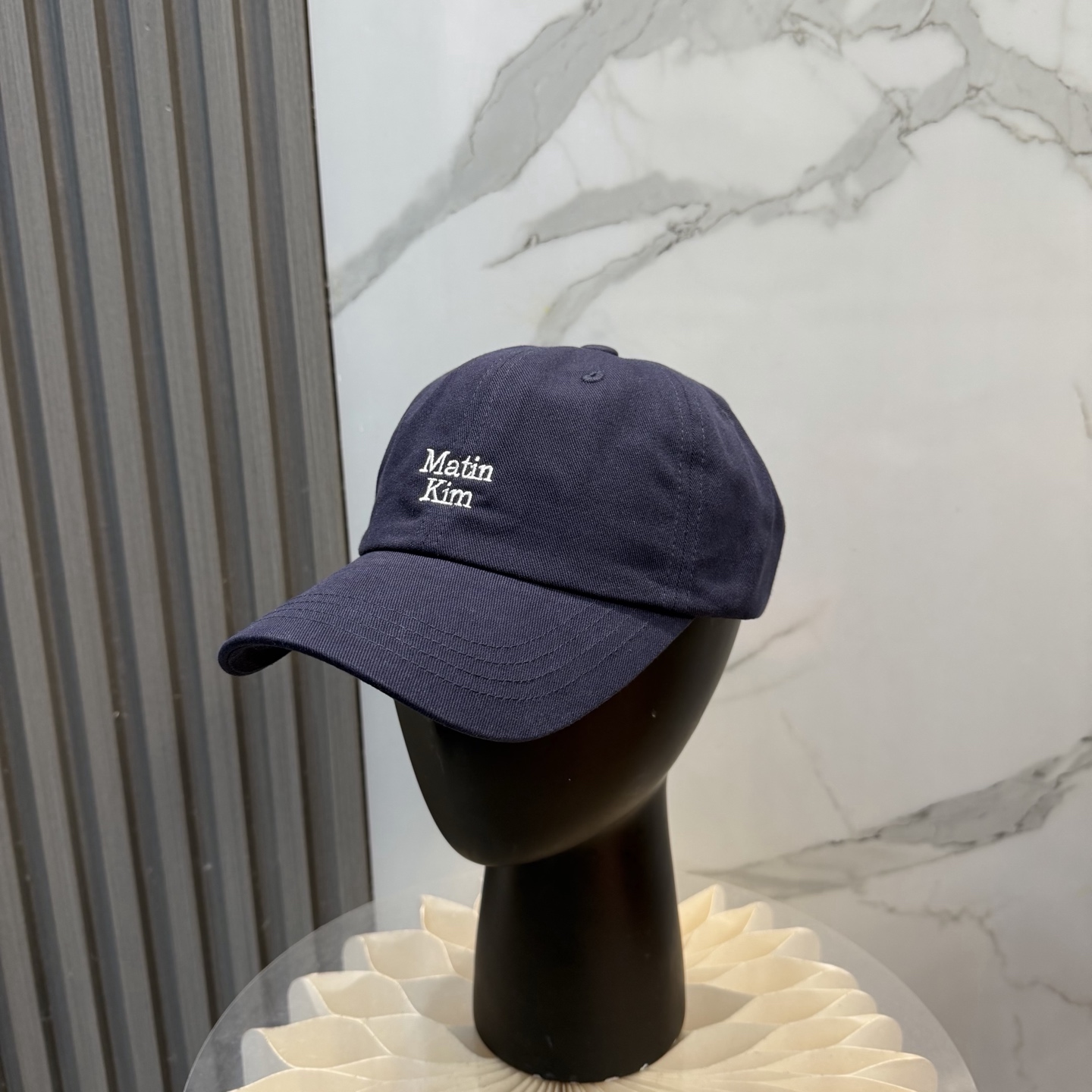 韩国大热的Matin Kim刺绣棒球帽🧢上新啦！最近超爱这款刺绣棒球帽每个色都很好看日常通勤、运动都合适