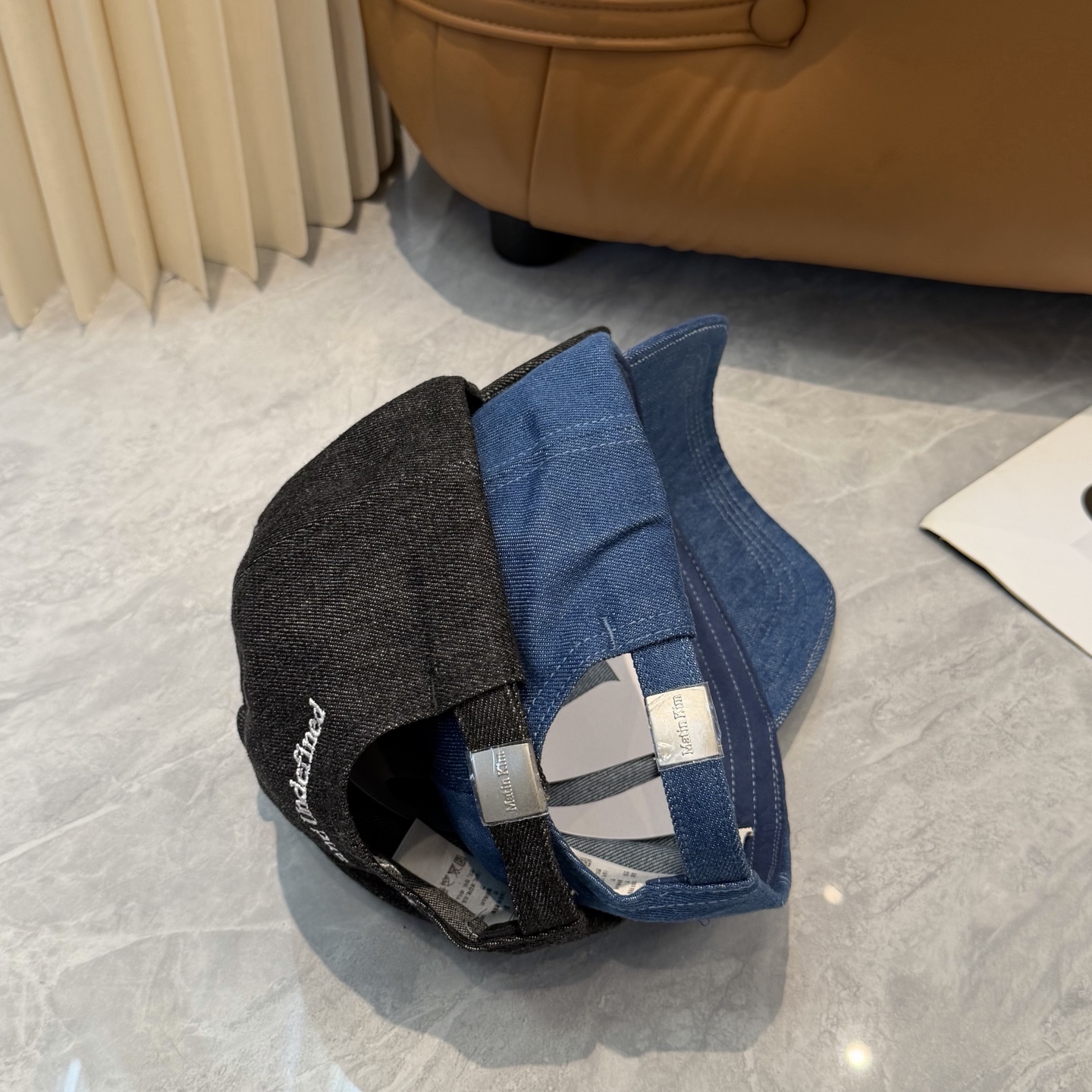 韩国大热的Matin Kim刺绣棒球帽🧢上新啦！最近超爱这款刺绣棒球帽每个色都很好看日常通勤、运动都合适