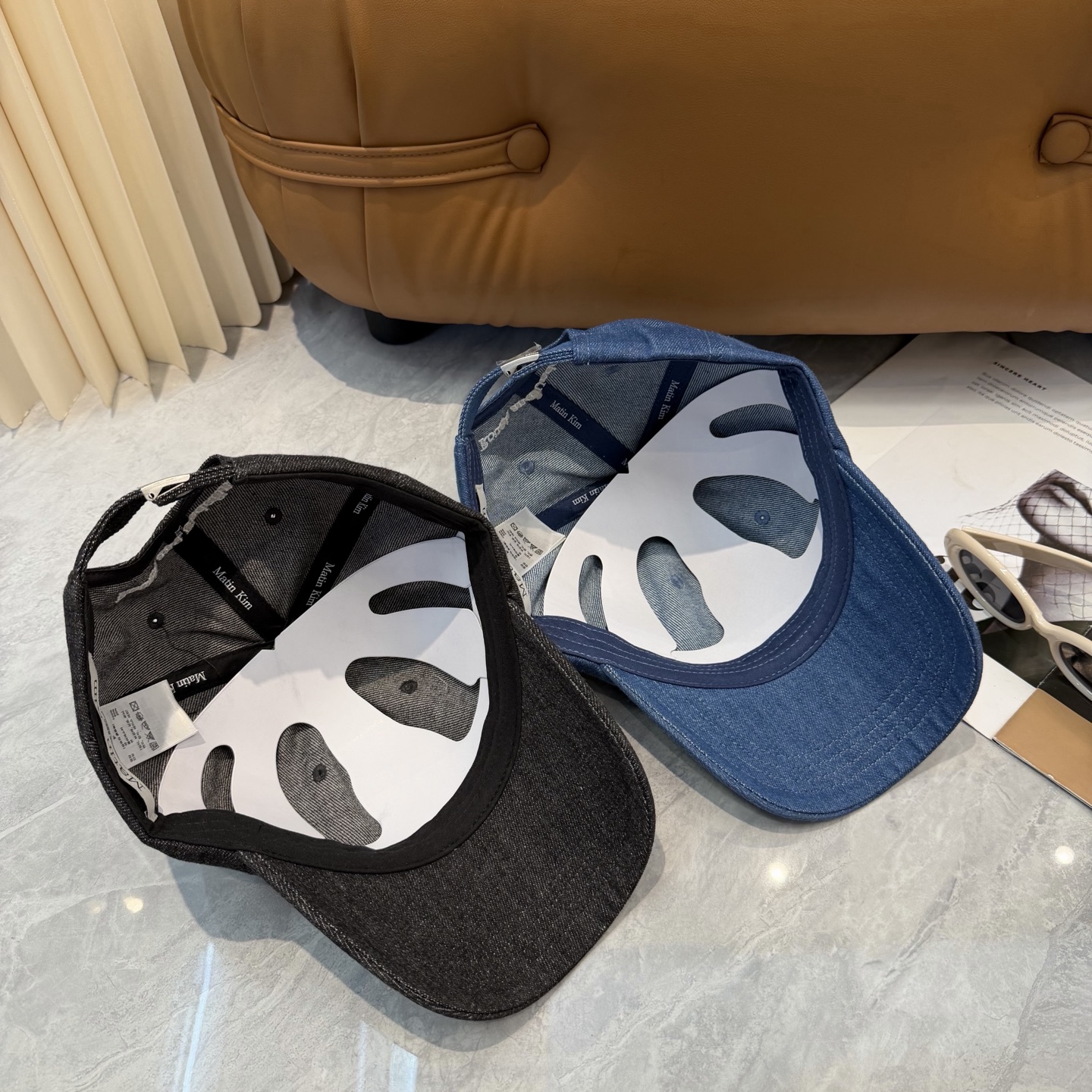 韩国大热的Matin Kim刺绣棒球帽🧢上新啦！最近超爱这款刺绣棒球帽每个色都很好看日常通勤、运动都合适