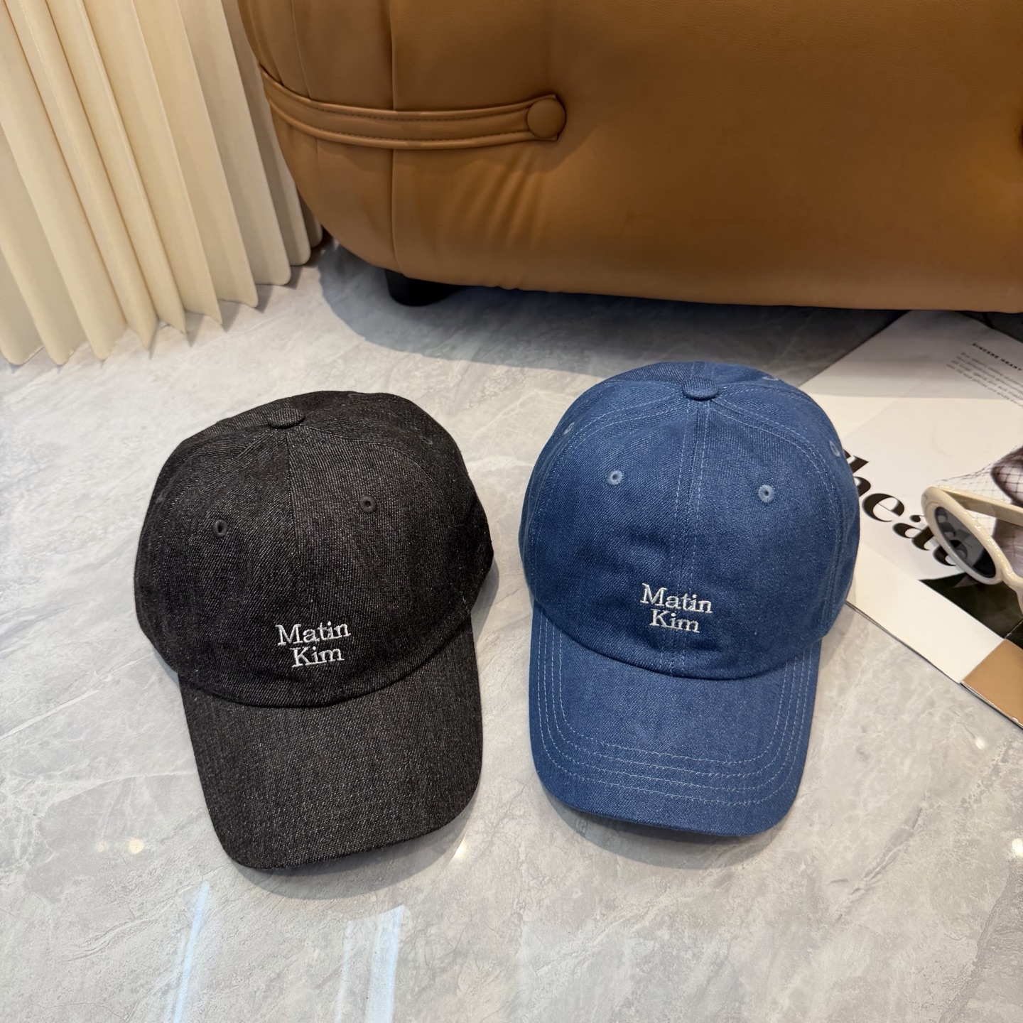 韩国大热的Matin Kim刺绣棒球帽🧢上新啦！最近超爱这款刺绣棒球帽每个色都很好看日常通勤、运动都合适