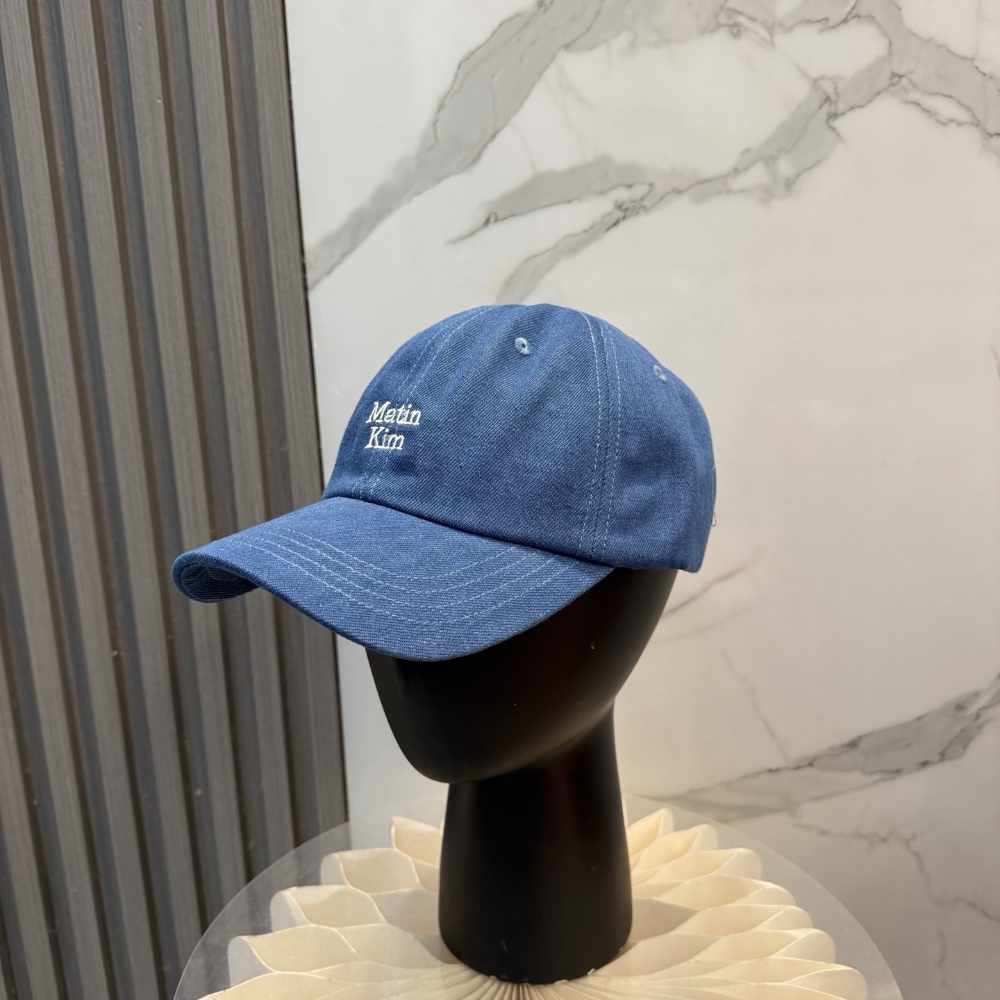 韩国大热的Matin Kim刺绣棒球帽🧢上新啦！最近超爱这款刺绣棒球帽每个色都很好看日常通勤、运动都合适
