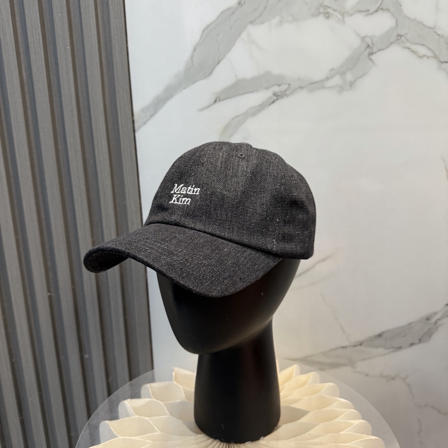 韩国大热的Matin Kim刺绣棒球帽🧢上新啦！最近超爱这款刺绣棒球帽每个色都很好看日常通勤、运动都合适