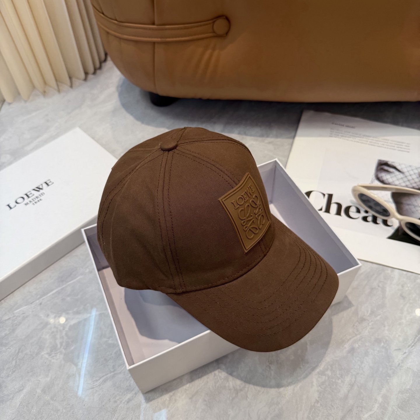 配防尘袋👒罗意威👒LOEWE新款原版原标设计棒球帽🧢质感超好，外部线条定位标准，做工精细，简约大气低价走