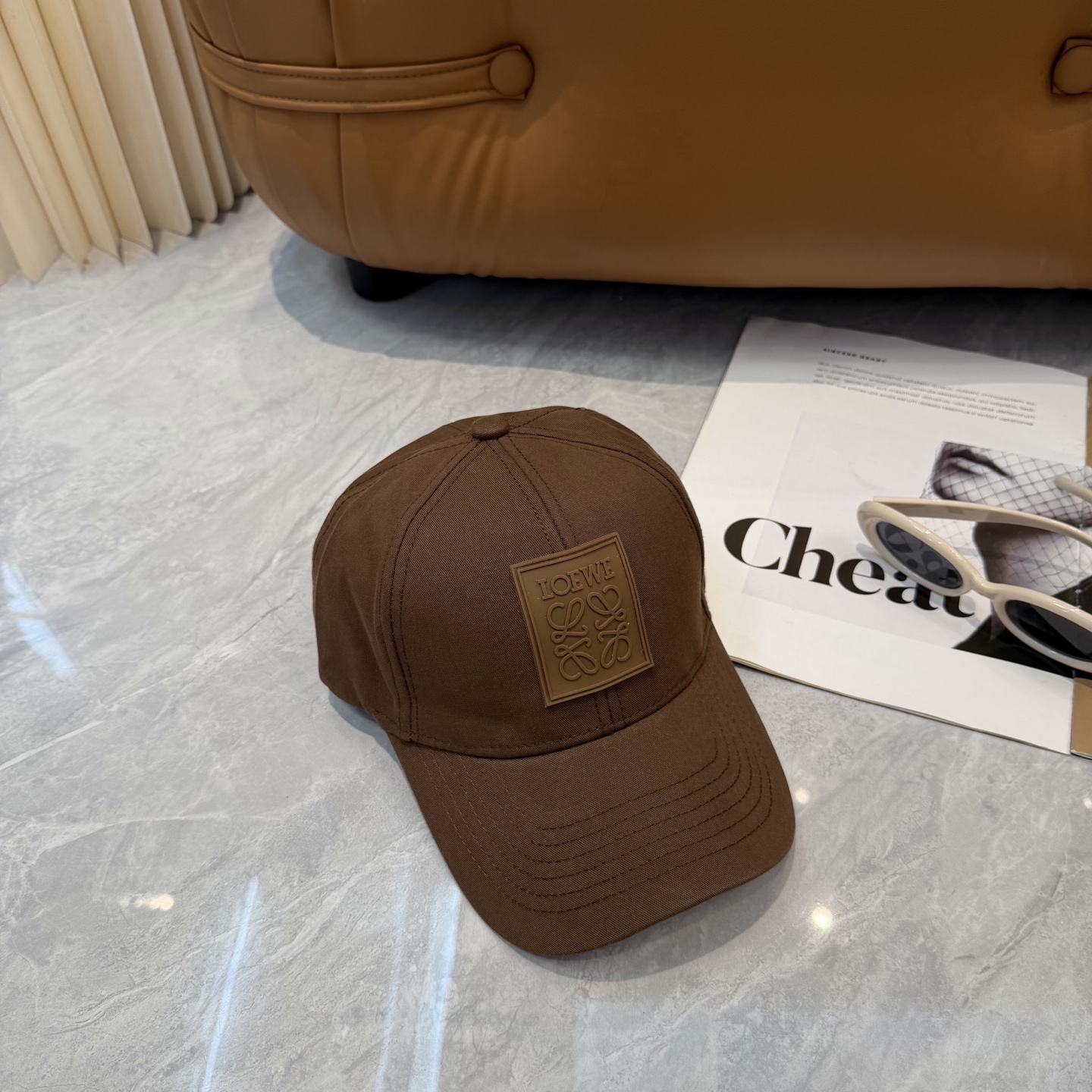 配防尘袋👒罗意威👒LOEWE新款原版原标设计棒球帽🧢质感超好，外部线条定位标准，做工精细，简约大气低价走