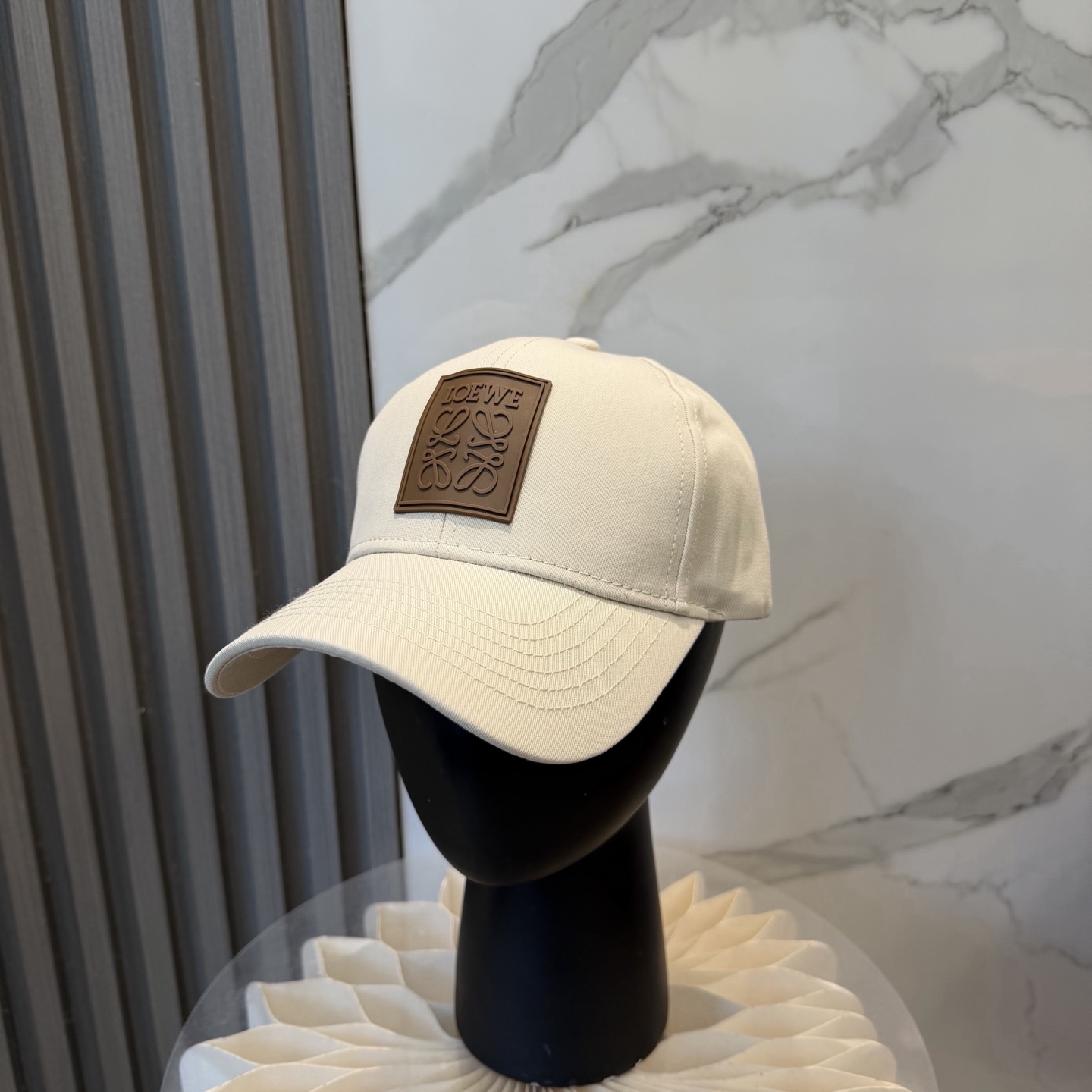 配防尘袋👒罗意威👒LOEWE新款原版原标设计棒球帽🧢质感超好，外部线条定位标准，做工精细，简约大气低价走