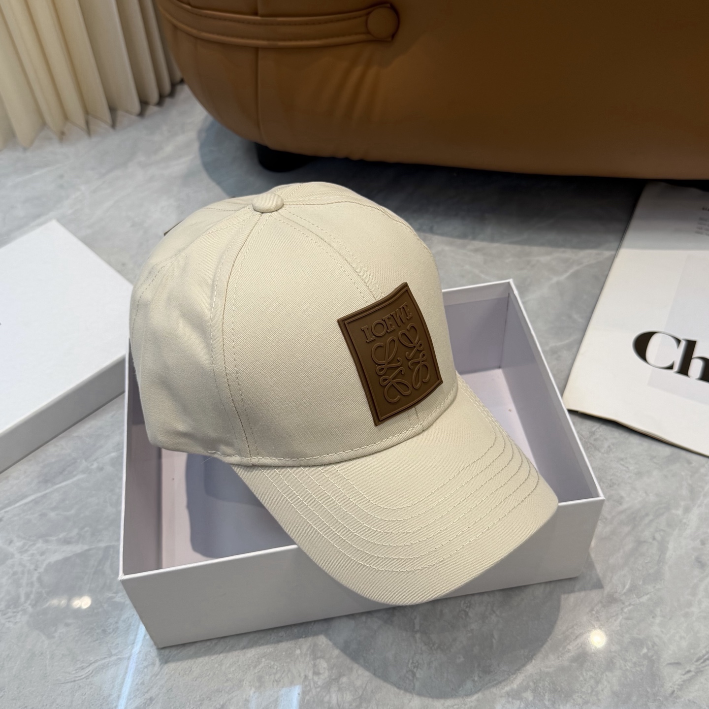 配防尘袋👒罗意威👒LOEWE新款原版原标设计棒球帽🧢质感超好，外部线条定位标准，做工精细，简约大气低价走