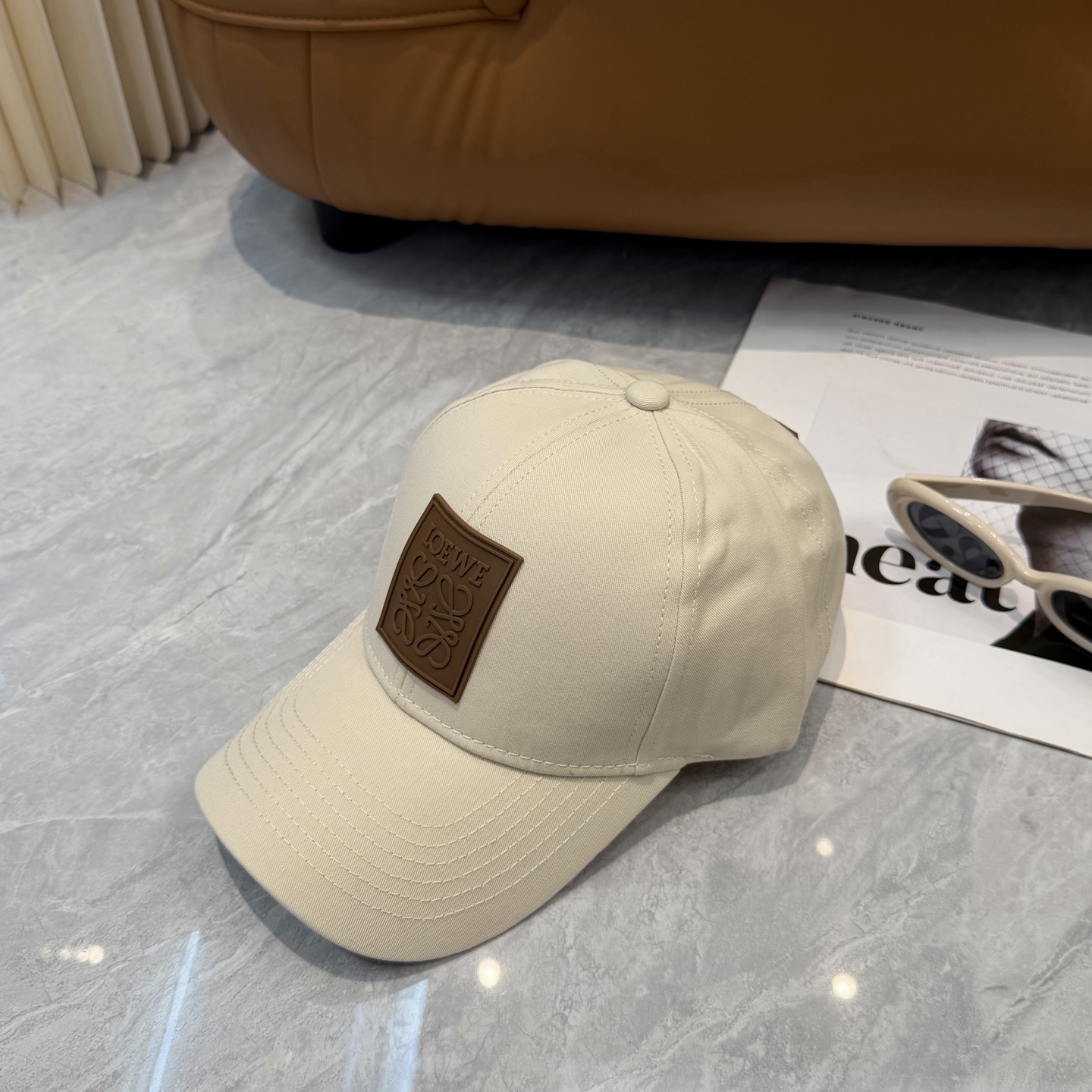 配防尘袋👒罗意威👒LOEWE新款原版原标设计棒球帽🧢质感超好，外部线条定位标准，做工精细，简约大气低价走