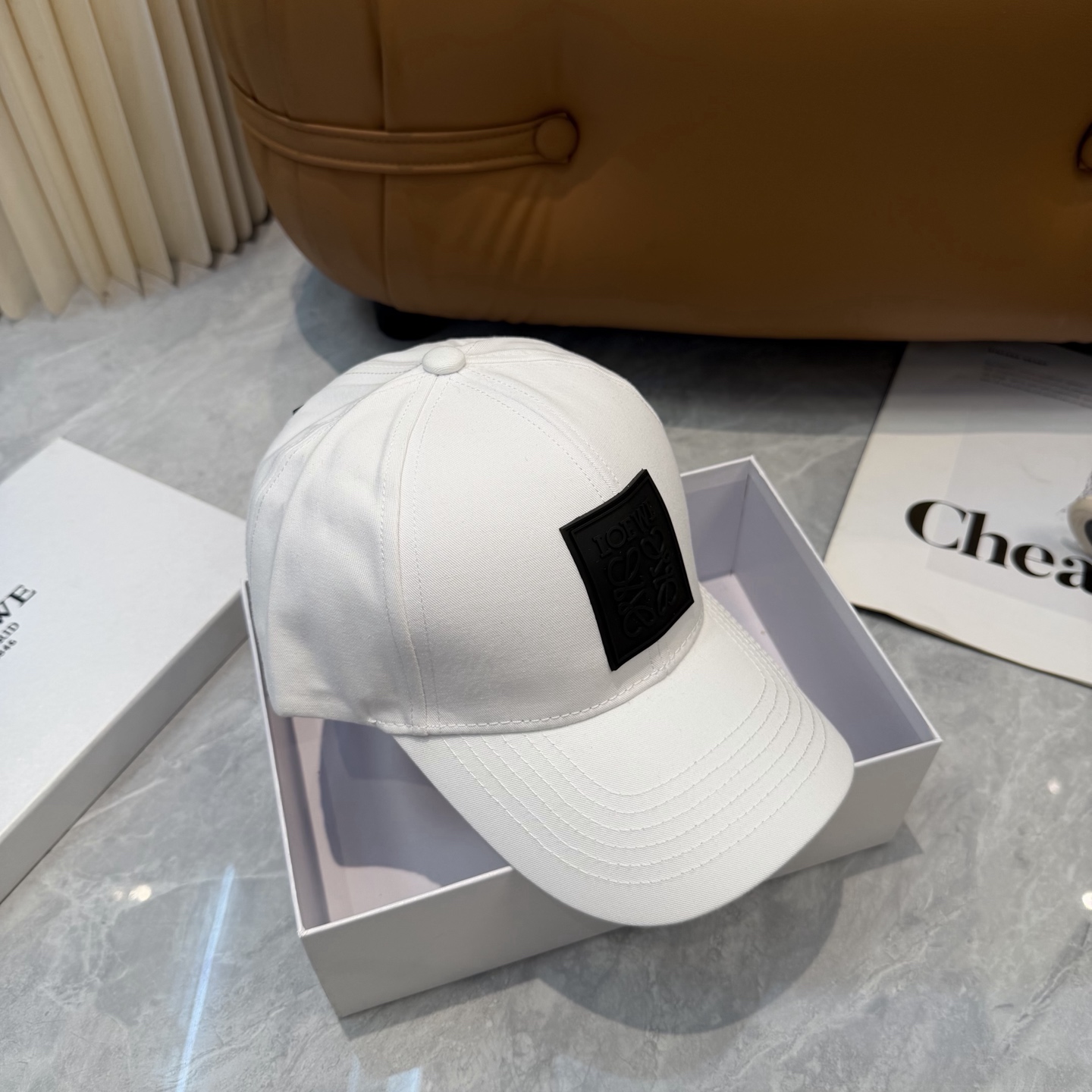 配防尘袋👒罗意威👒LOEWE新款原版原标设计棒球帽🧢质感超好，外部线条定位标准，做工精细，简约大气低价走