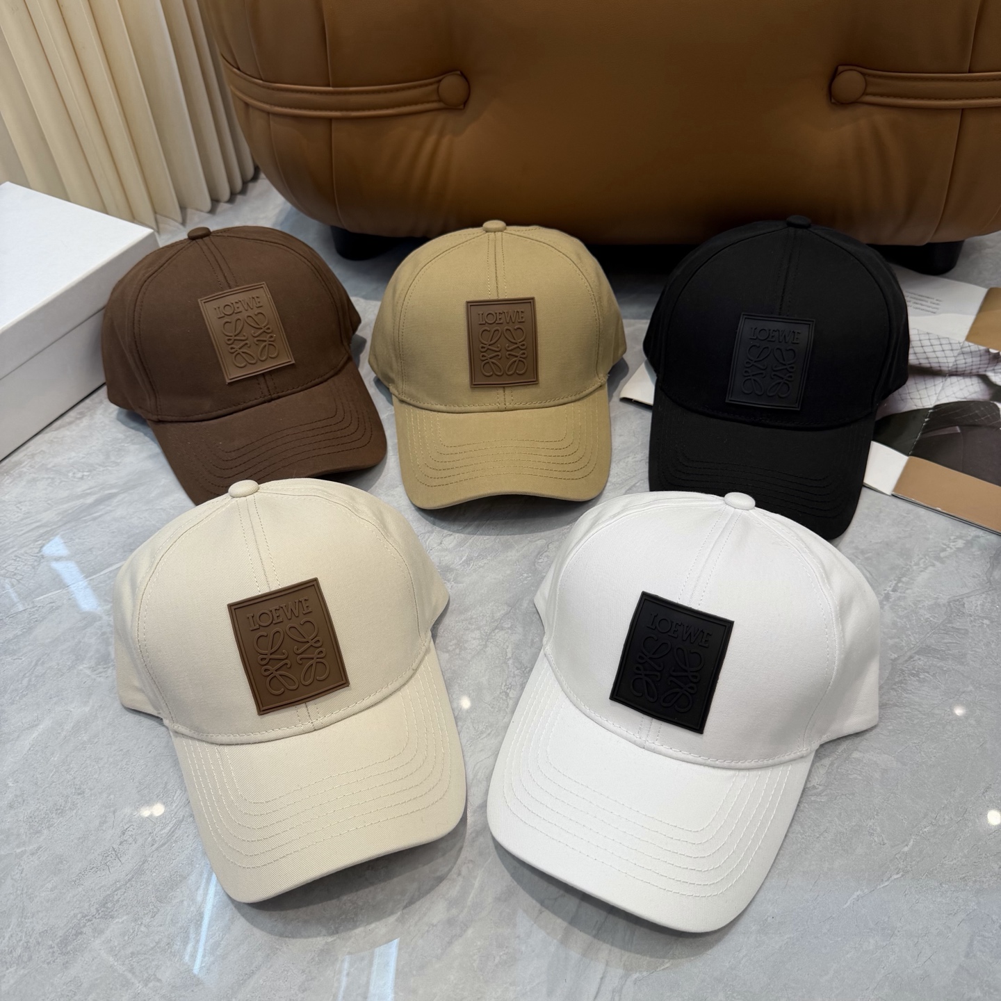配防尘袋👒罗意威👒LOEWE新款原版原标设计棒球帽🧢质感超好，外部线条定位标准，做工精细，简约大气低价走