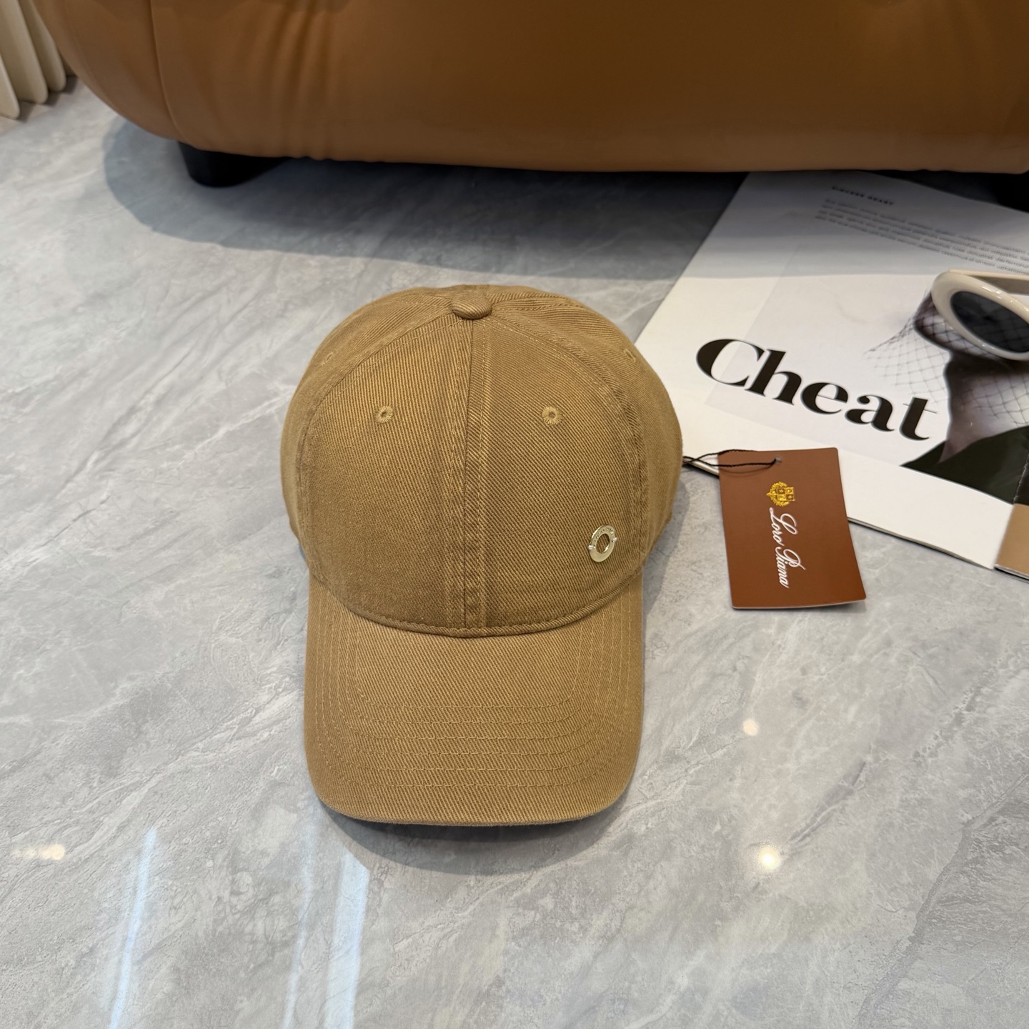 LP诺诺悠翩雅～新款棒球帽简约出街，自然风尚扑面而来。细腻触感，带来一抹清新与自由。帽身纯色设计，简约而