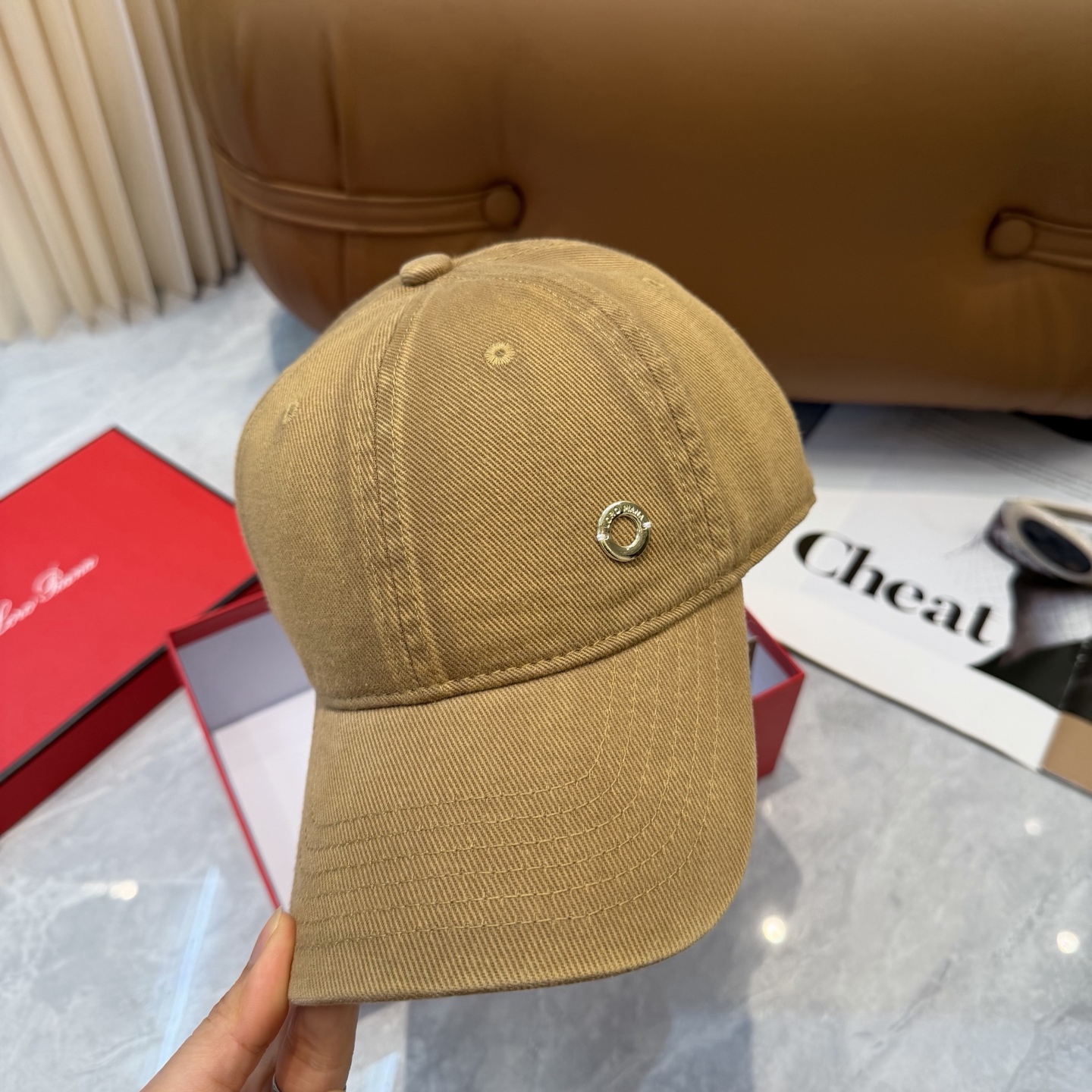 LP诺诺悠翩雅～新款棒球帽简约出街，自然风尚扑面而来。细腻触感，带来一抹清新与自由。帽身纯色设计，简约而