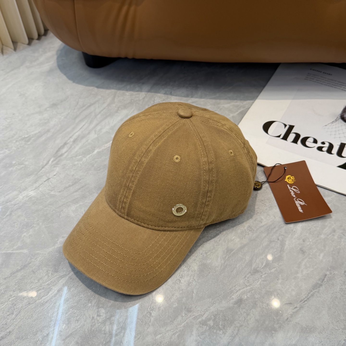 LP诺诺悠翩雅～新款棒球帽简约出街，自然风尚扑面而来。细腻触感，带来一抹清新与自由。帽身纯色设计，简约而