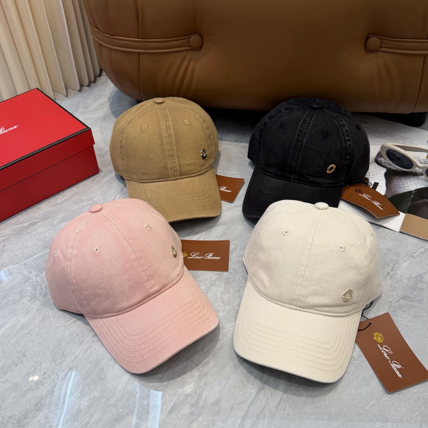 LP诺悠翩雅～新款棒球帽简约出街，自然风尚扑面而来。细腻触感，带来一抹清新与自由。帽身纯色设计，简约而不