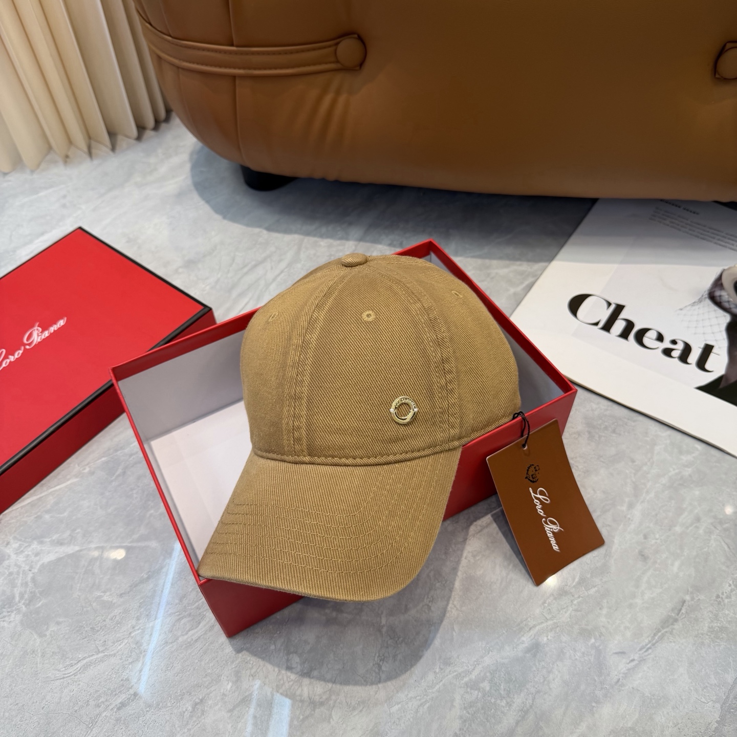 LP诺诺悠翩雅～新款棒球帽简约出街，自然风尚扑面而来。细腻触感，带来一抹清新与自由。帽身纯色设计，简约而