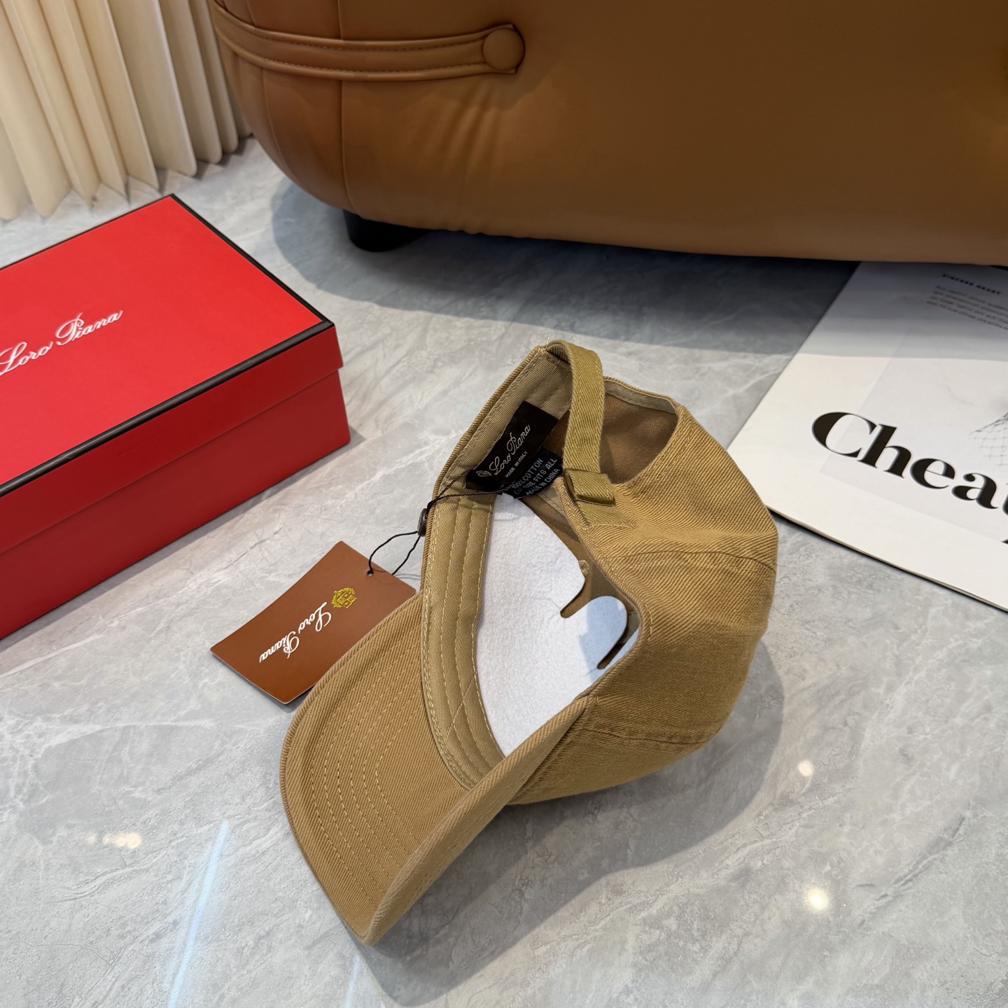 LP诺诺悠翩雅～新款棒球帽简约出街，自然风尚扑面而来。细腻触感，带来一抹清新与自由。帽身纯色设计，简约而