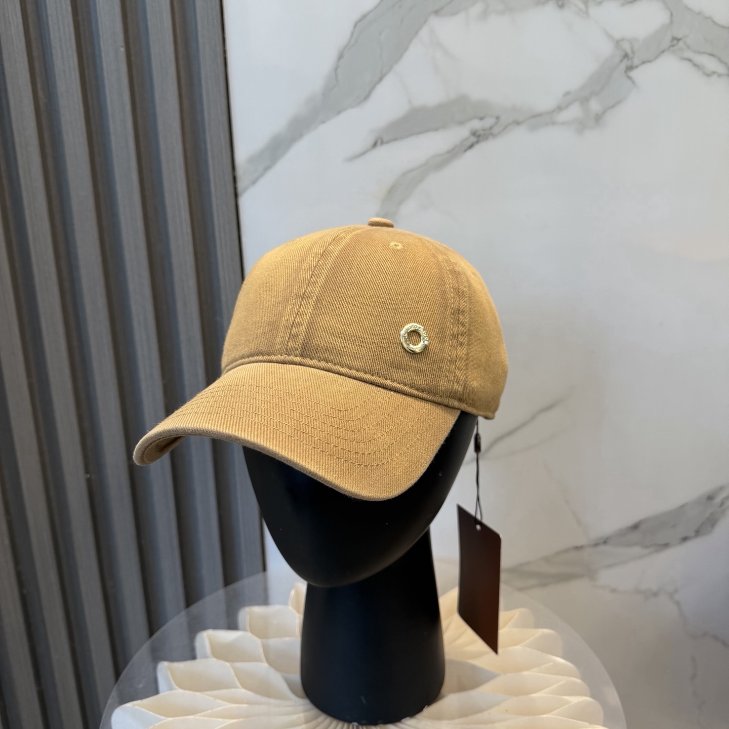 LP诺诺悠翩雅～新款棒球帽简约出街，自然风尚扑面而来。细腻触感，带来一抹清新与自由。帽身纯色设计，简约而