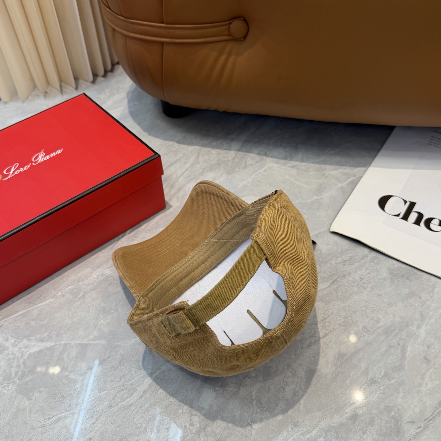 LP诺诺悠翩雅～新款棒球帽简约出街，自然风尚扑面而来。细腻触感，带来一抹清新与自由。帽身纯色设计，简约而