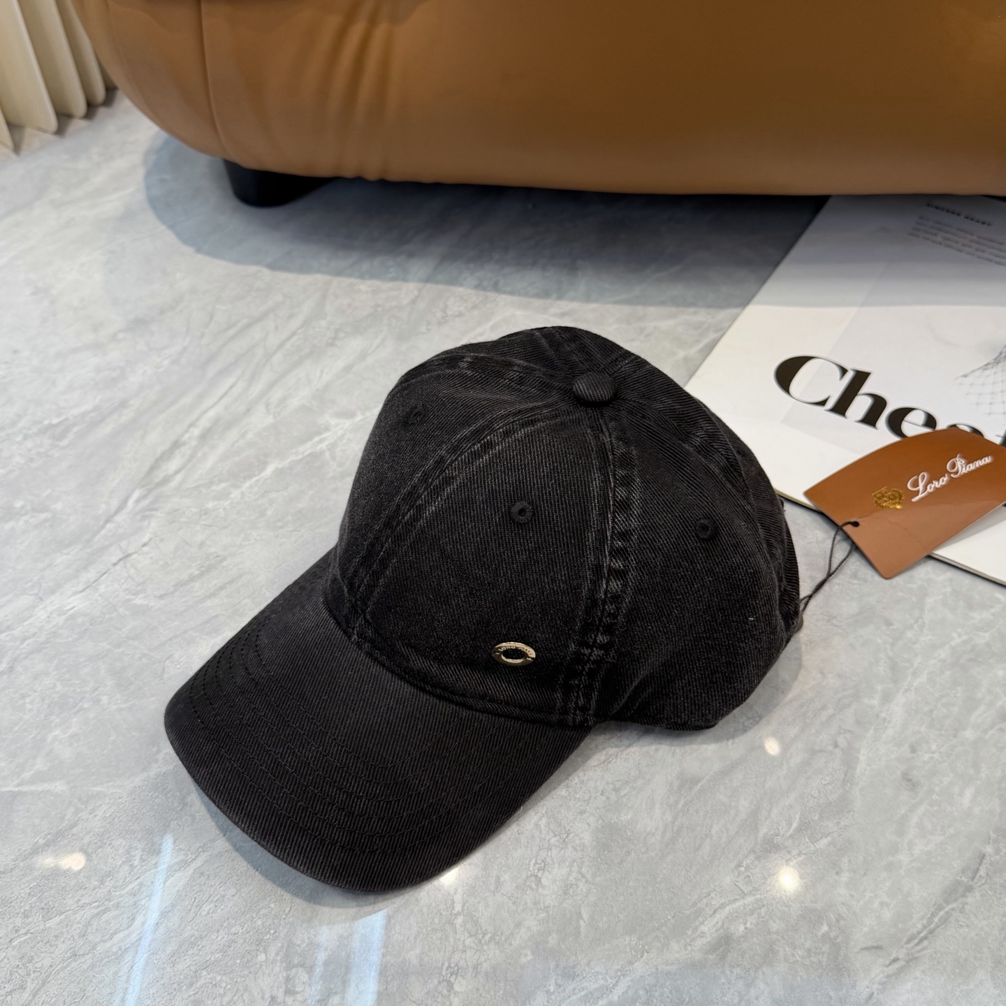 LP诺悠翩雅～新款棒球帽简约出街，自然风尚扑面而来。细腻触感，带来一抹清新与自由。帽身纯色设计，简约而不