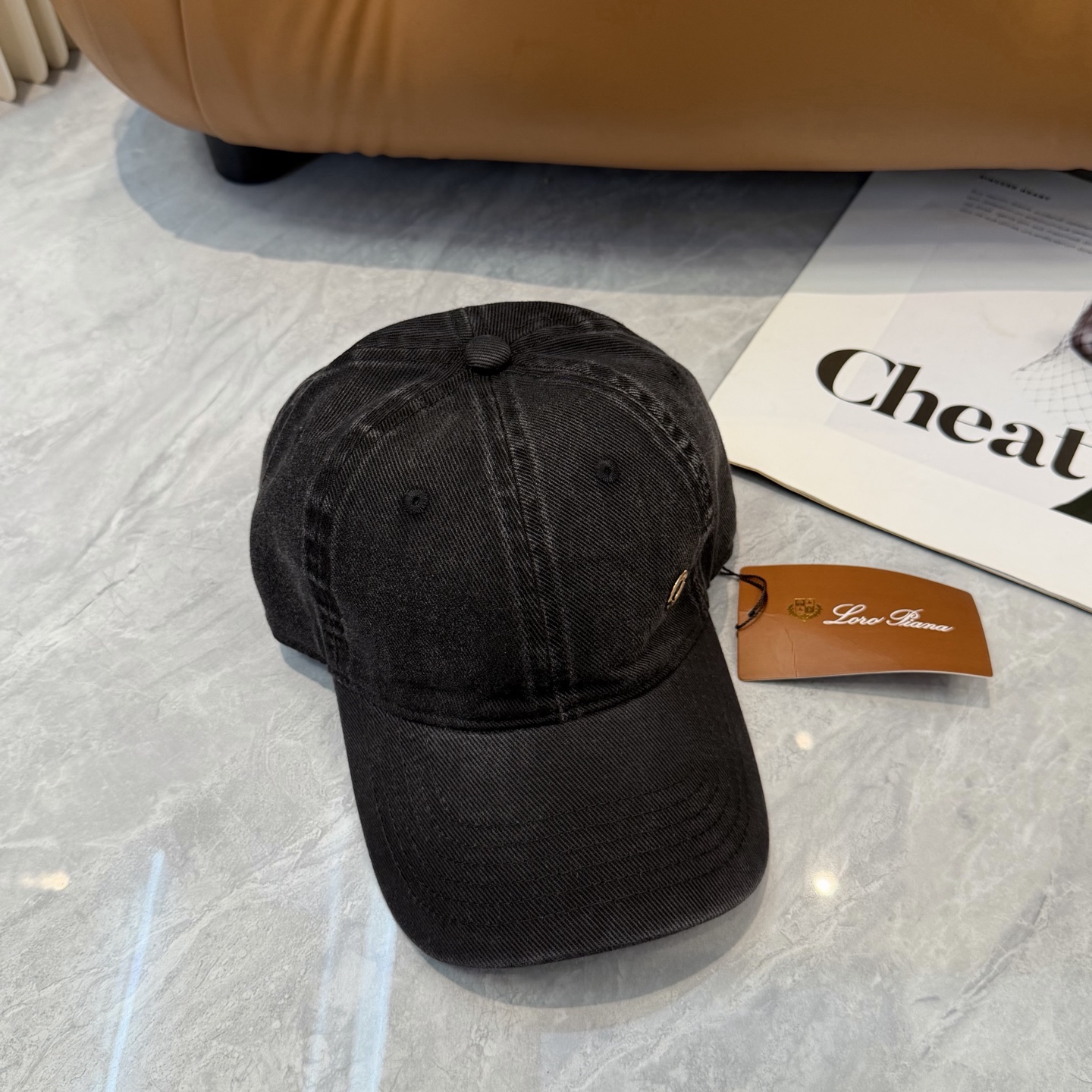 LP诺悠翩雅～新款棒球帽简约出街，自然风尚扑面而来。细腻触感，带来一抹清新与自由。帽身纯色设计，简约而不