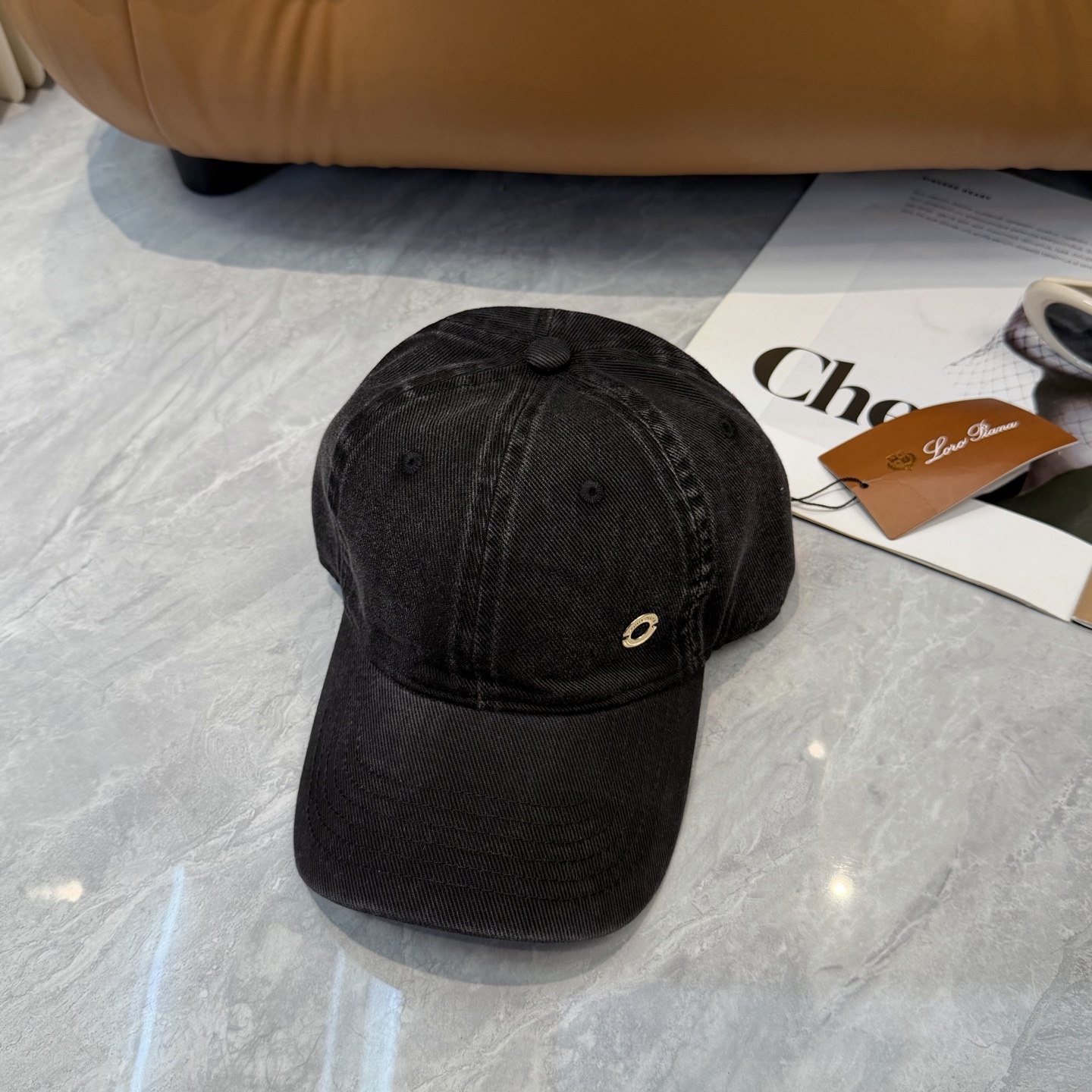 LP诺悠翩雅～新款棒球帽简约出街，自然风尚扑面而来。细腻触感，带来一抹清新与自由。帽身纯色设计，简约而不