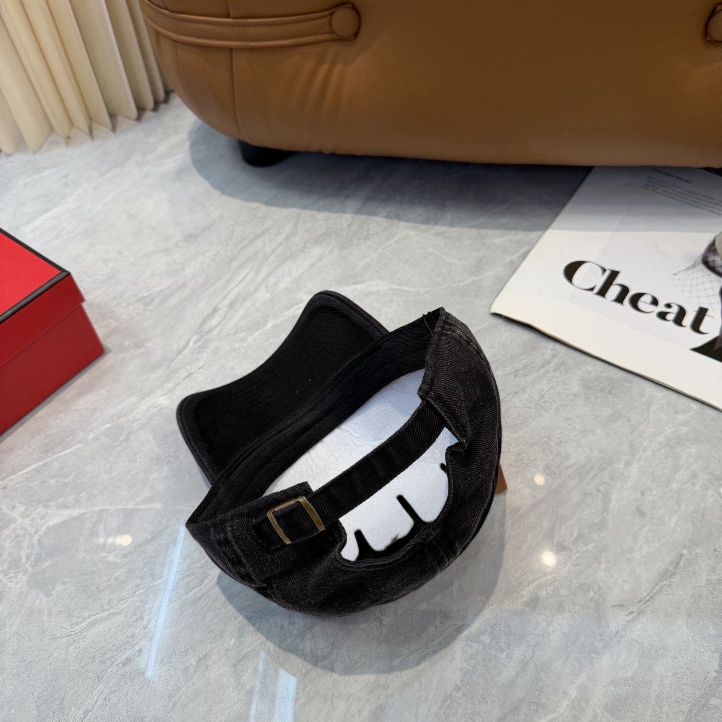 LP诺悠翩雅～新款棒球帽简约出街，自然风尚扑面而来。细腻触感，带来一抹清新与自由。帽身纯色设计，简约而不