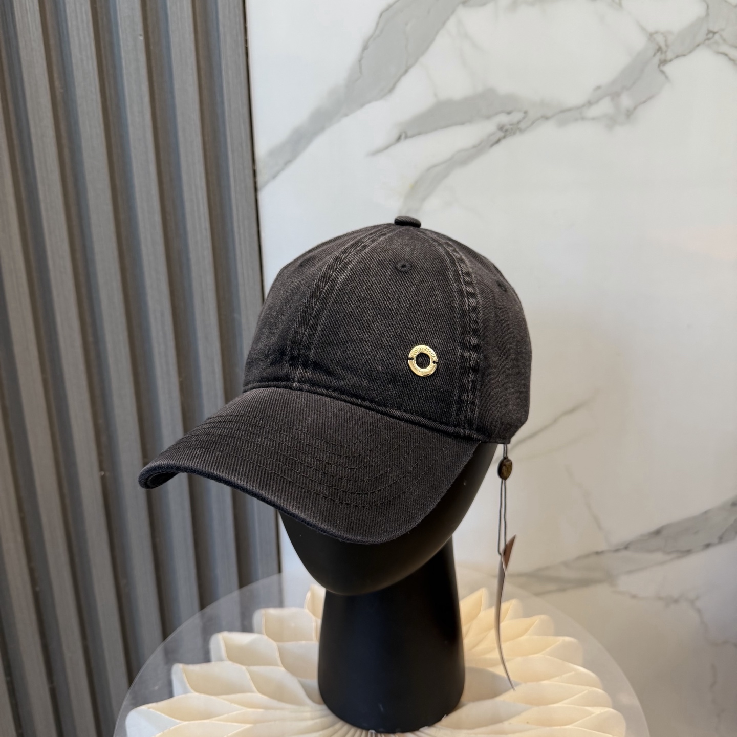 LP诺悠翩雅～新款棒球帽简约出街，自然风尚扑面而来。细腻触感，带来一抹清新与自由。帽身纯色设计，简约而不