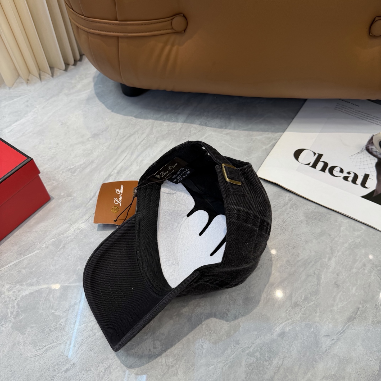 LP诺悠翩雅～新款棒球帽简约出街，自然风尚扑面而来。细腻触感，带来一抹清新与自由。帽身纯色设计，简约而不