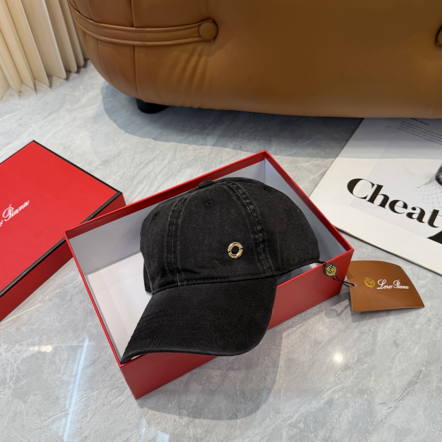 LP诺悠翩雅～新款棒球帽简约出街，自然风尚扑面而来。细腻触感，带来一抹清新与自由。帽身纯色设计，简约而不