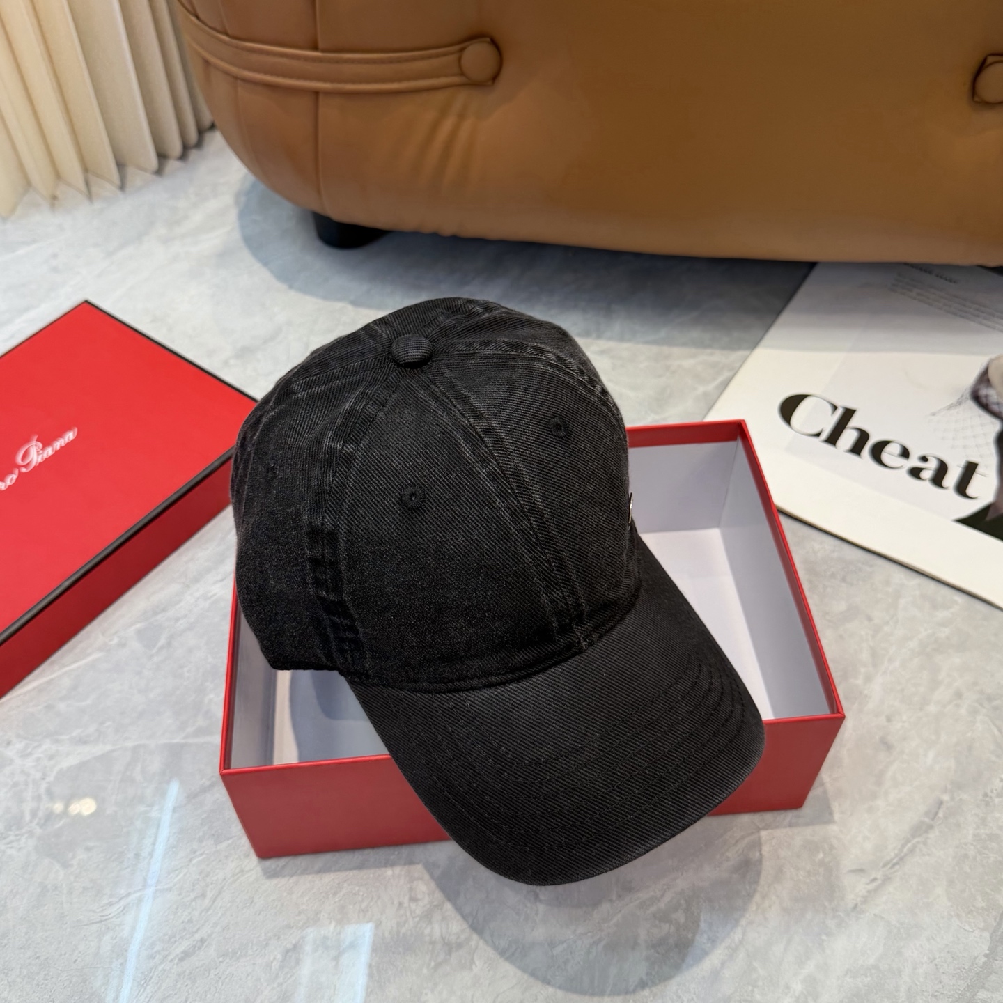 LP诺悠翩雅～新款棒球帽简约出街，自然风尚扑面而来。细腻触感，带来一抹清新与自由。帽身纯色设计，简约而不