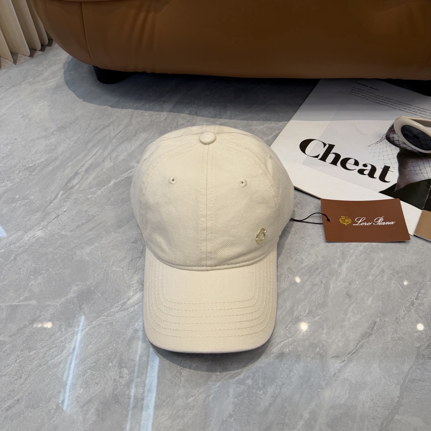 LP诺悠翩雅～新款棒球帽简约出街，自然风尚扑面而来。细腻触感，带来一抹清新与自由。帽身纯色设计，简约而不