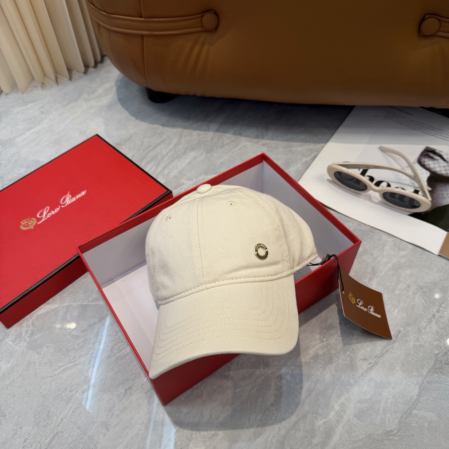 LP诺悠翩雅～新款棒球帽简约出街，自然风尚扑面而来。细腻触感，带来一抹清新与自由。帽身纯色设计，简约而不