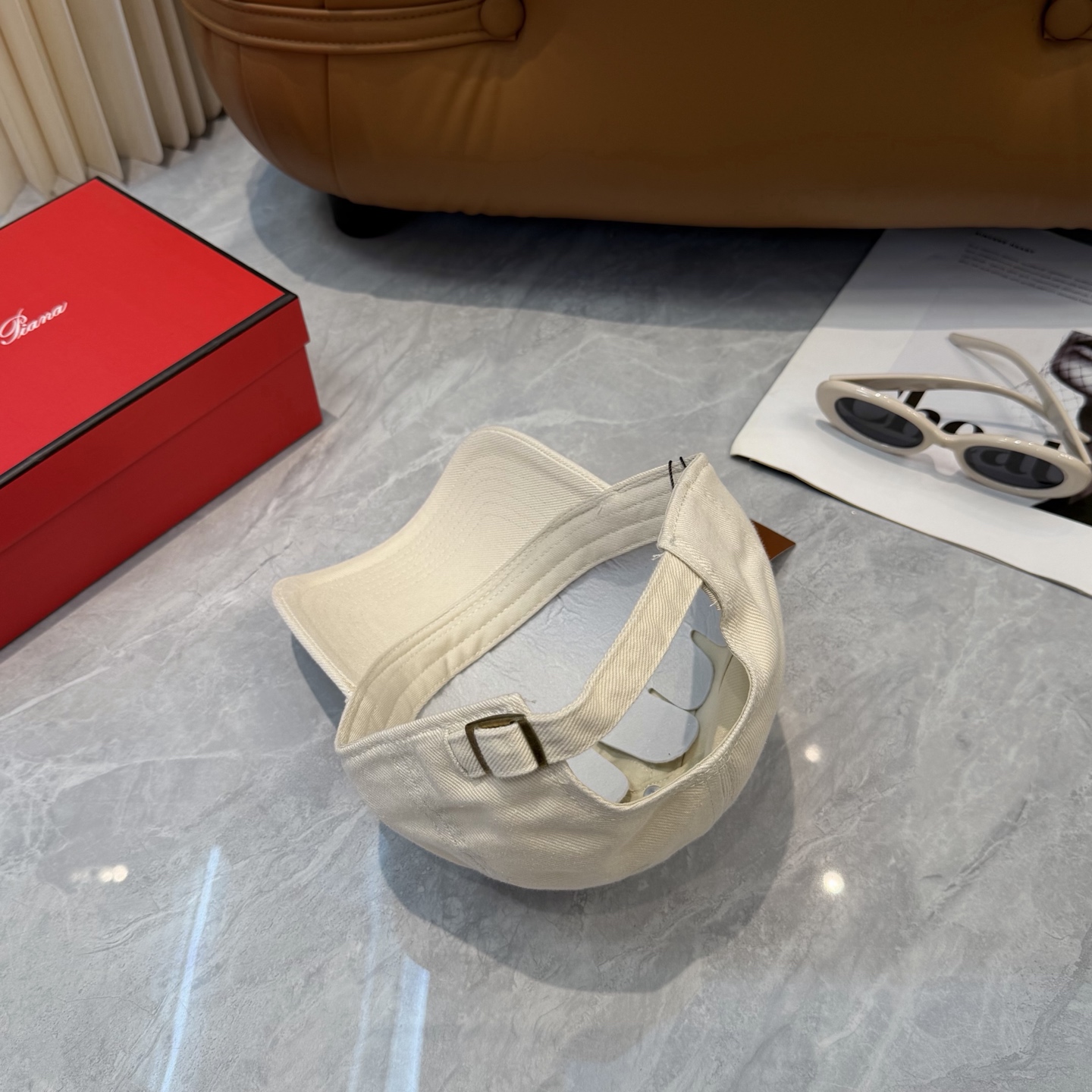 LP诺悠翩雅～新款棒球帽简约出街，自然风尚扑面而来。细腻触感，带来一抹清新与自由。帽身纯色设计，简约而不