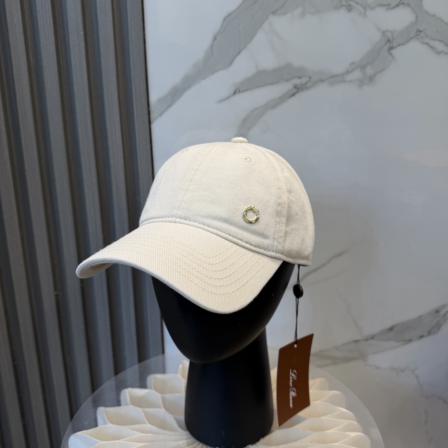 LP诺悠翩雅～新款棒球帽简约出街，自然风尚扑面而来。细腻触感，带来一抹清新与自由。帽身纯色设计，简约而不