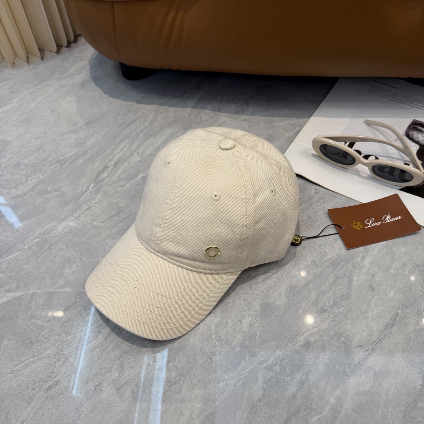 LP诺悠翩雅～新款棒球帽简约出街，自然风尚扑面而来。细腻触感，带来一抹清新与自由。帽身纯色设计，简约而不