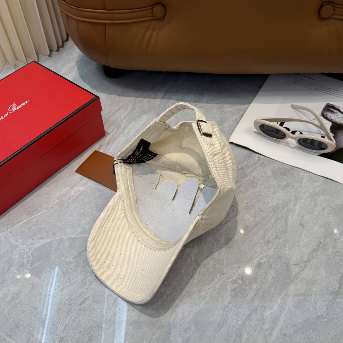 LP诺悠翩雅～新款棒球帽简约出街，自然风尚扑面而来。细腻触感，带来一抹清新与自由。帽身纯色设计，简约而不