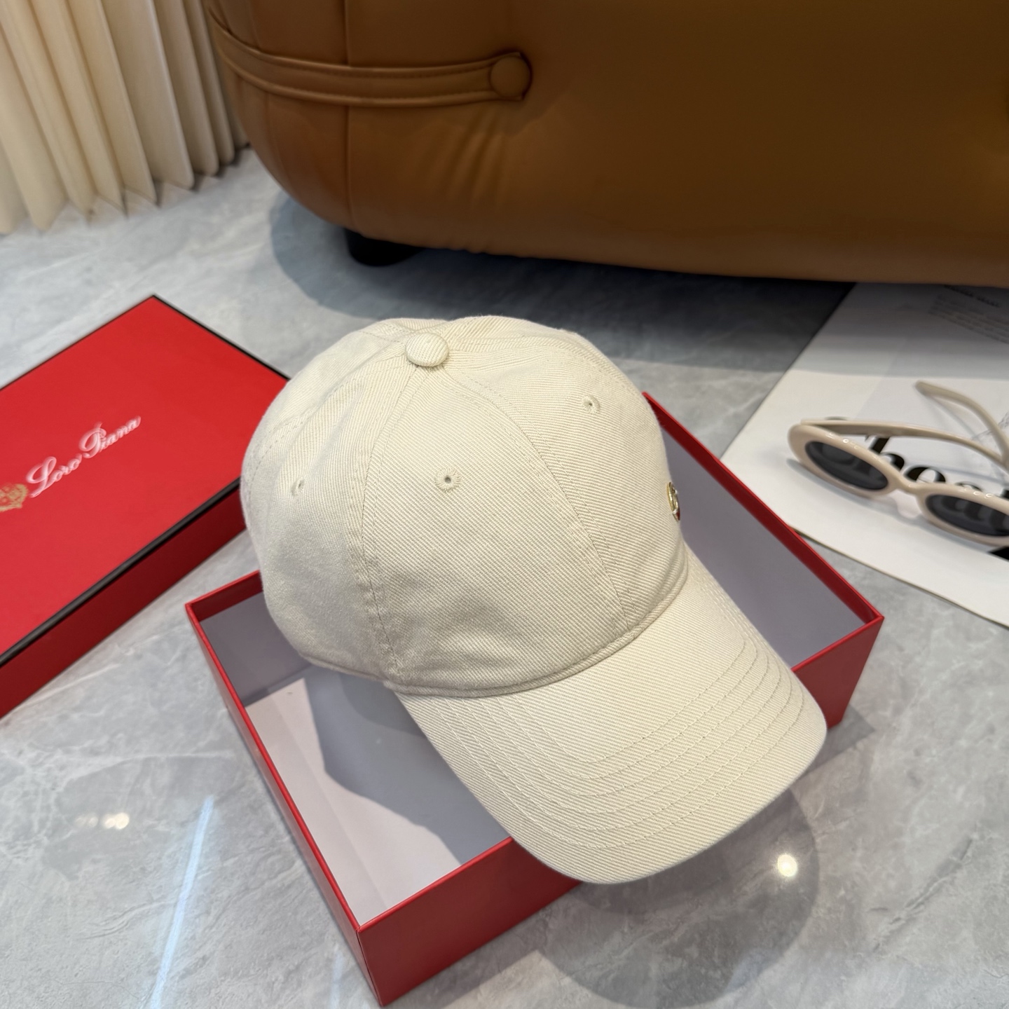 LP诺悠翩雅～新款棒球帽简约出街，自然风尚扑面而来。细腻触感，带来一抹清新与自由。帽身纯色设计，简约而不