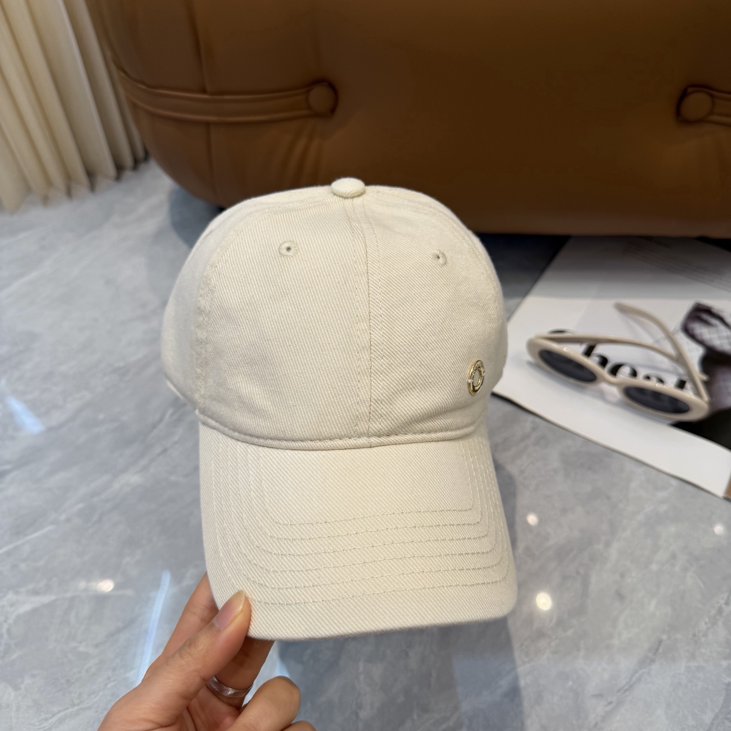 LP诺悠翩雅～新款棒球帽简约出街，自然风尚扑面而来。细腻触感，带来一抹清新与自由。帽身纯色设计，简约而不