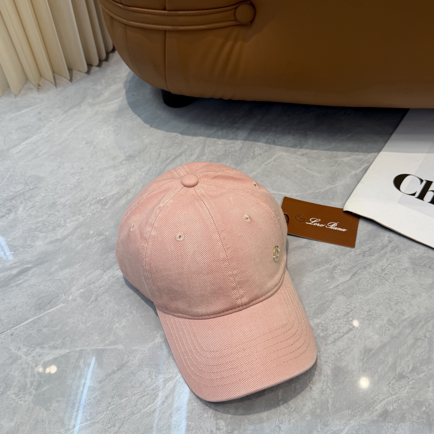 LP诺悠翩雅～新款棒球帽简约出街，自然风尚扑面而来。细腻触感，带来一抹清新与自由。帽身纯色设计，简约而不