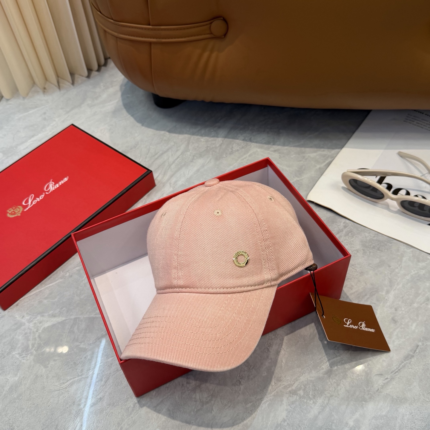 LP诺悠翩雅～新款棒球帽简约出街，自然风尚扑面而来。细腻触感，带来一抹清新与自由。帽身纯色设计，简约而不