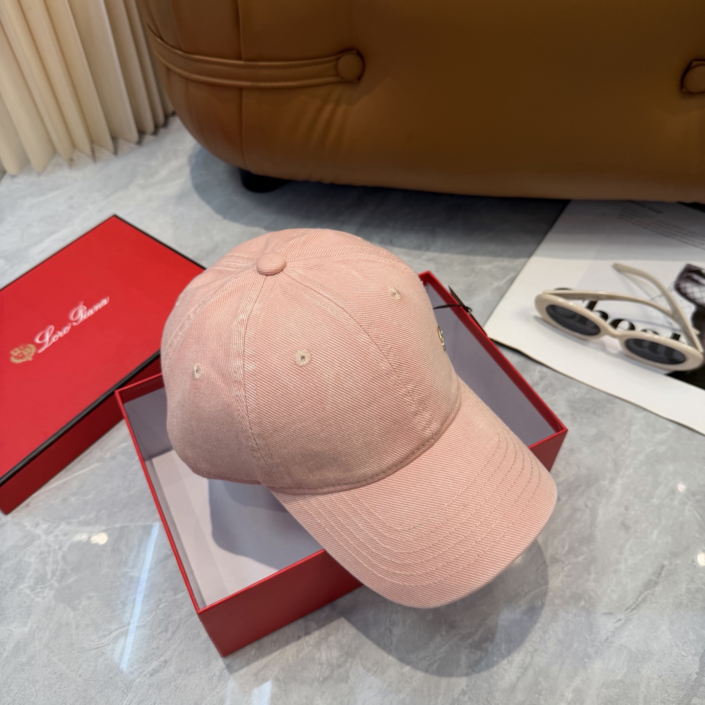 LP诺悠翩雅～新款棒球帽简约出街，自然风尚扑面而来。细腻触感，带来一抹清新与自由。帽身纯色设计，简约而不