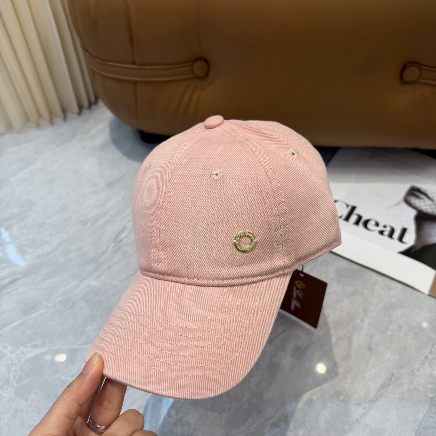 LP诺悠翩雅～新款棒球帽简约出街，自然风尚扑面而来。细腻触感，带来一抹清新与自由。帽身纯色设计，简约而不