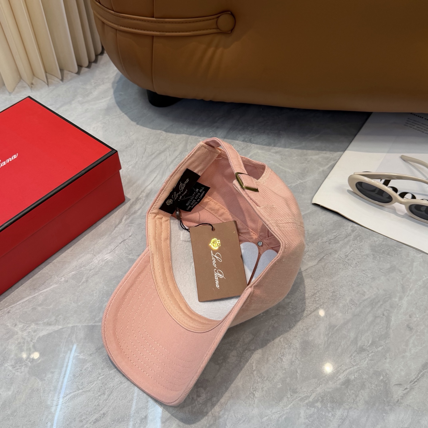 LP诺悠翩雅～新款棒球帽简约出街，自然风尚扑面而来。细腻触感，带来一抹清新与自由。帽身纯色设计，简约而不