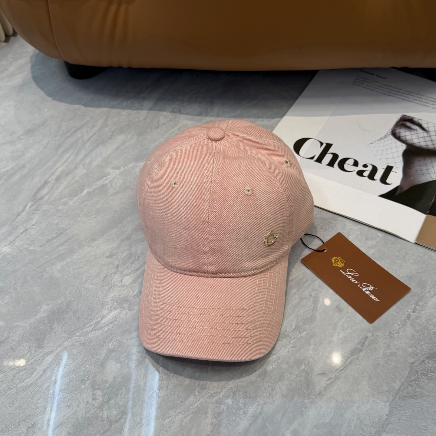 LP诺悠翩雅～新款棒球帽简约出街，自然风尚扑面而来。细腻触感，带来一抹清新与自由。帽身纯色设计，简约而不