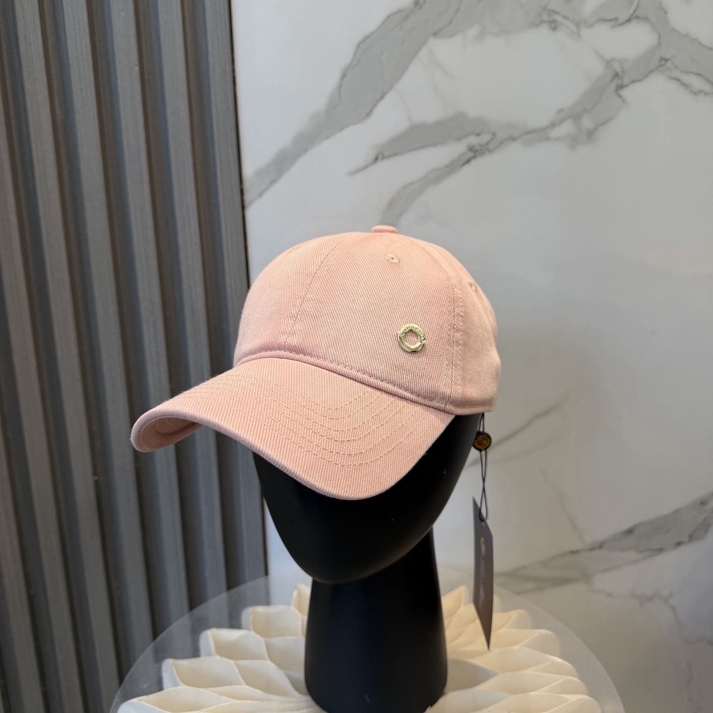 LP诺悠翩雅～新款棒球帽简约出街，自然风尚扑面而来。细腻触感，带来一抹清新与自由。帽身纯色设计，简约而不