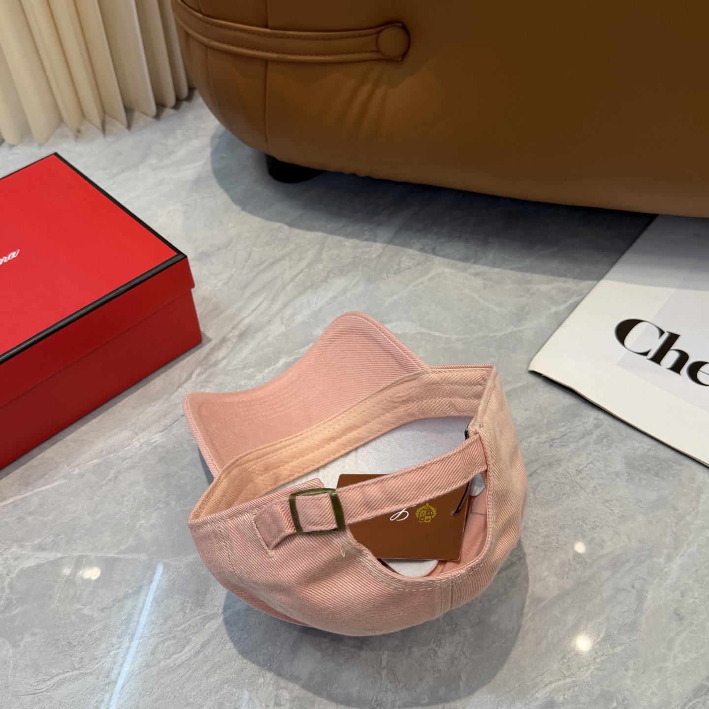 LP诺悠翩雅～新款棒球帽简约出街，自然风尚扑面而来。细腻触感，带来一抹清新与自由。帽身纯色设计，简约而不