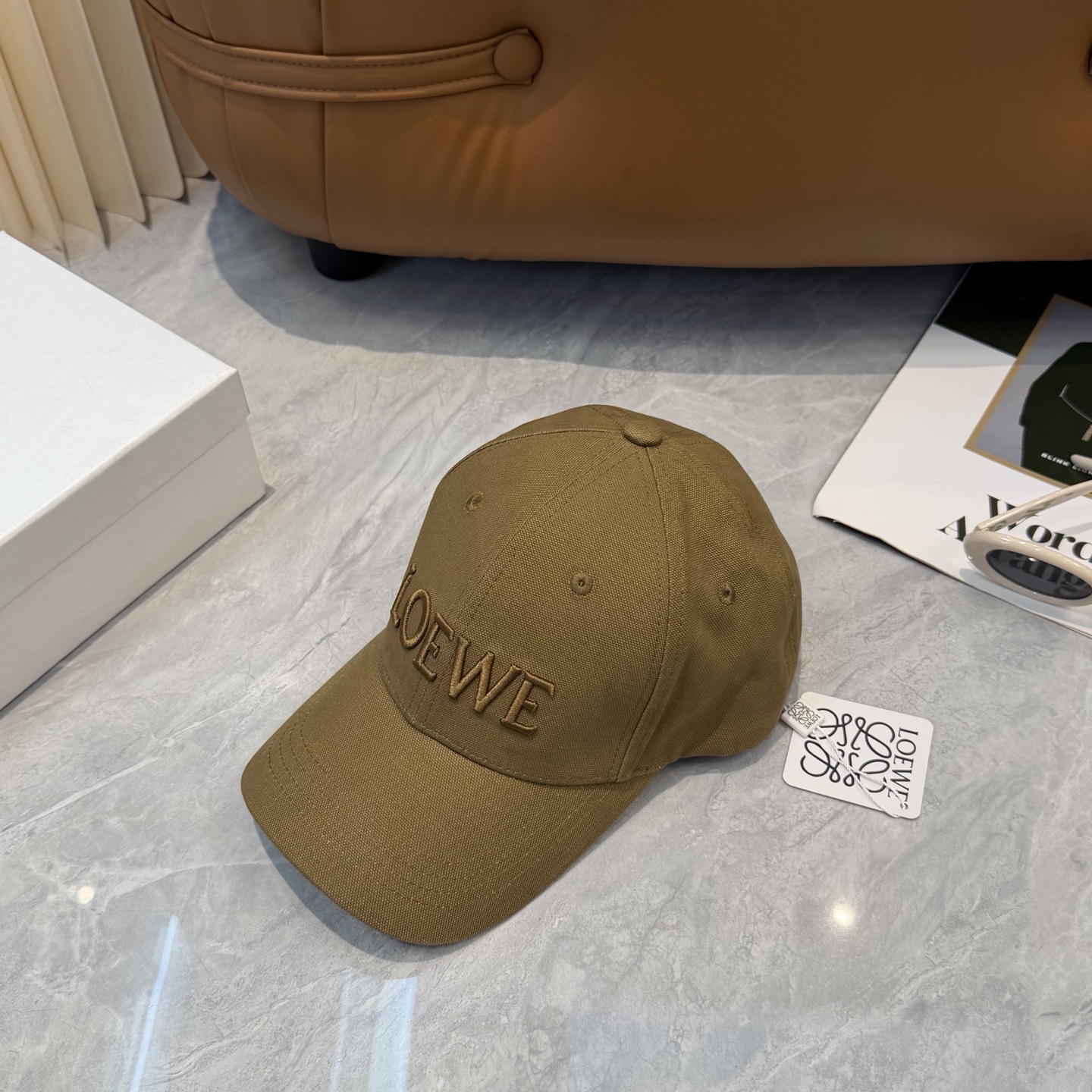 Loewe 罗意威 LOEWE新款刺绣棒球帽，外部线条定位标准，做工精细，简约 低价走量